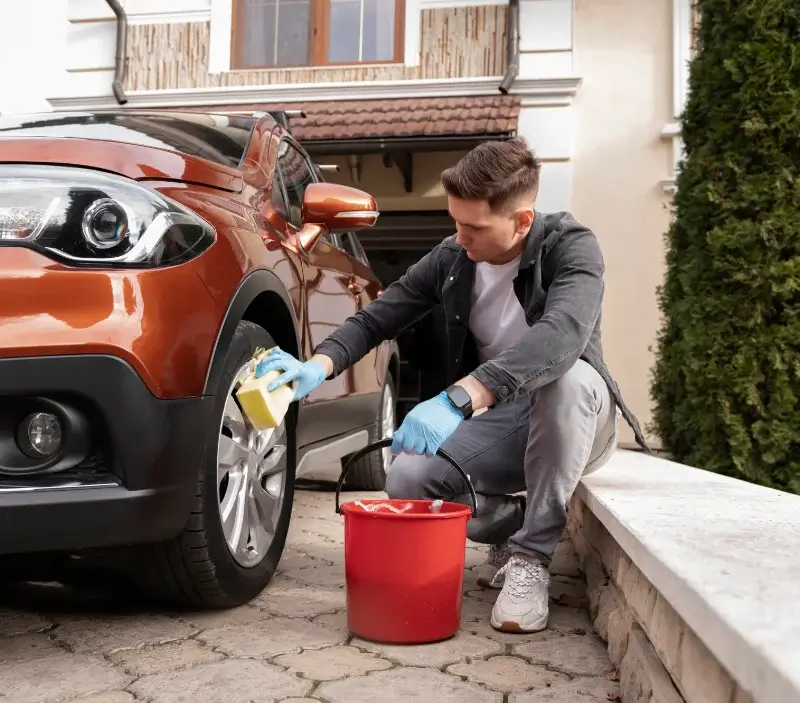Lavage auto à domicile Saint-Clément-de-Régnat : professionnel intervenant sur un véhicule